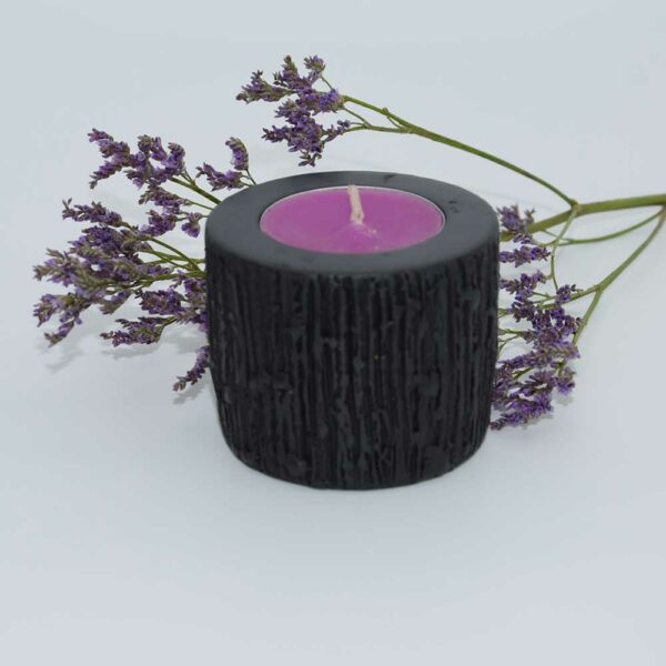 #CE124-1_FEM Bougeoir CILINDRO en petit modèle motif écorce avec sa bougie chauffe-plat de couleur violette. La fleur violette est posé à l'arrière du bougeoir.