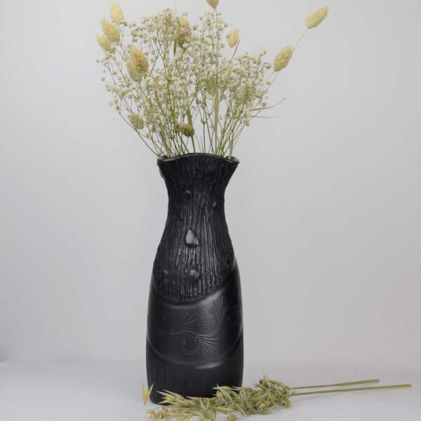 #CE143_FEM Vue du vase BELEZA SECRETA tout cylindrique de haut en bas, agrémenté d'un joli bouquet de gypsophiles et brins de graminées séchées et quelques brins d'avoine posé au pied du vase.