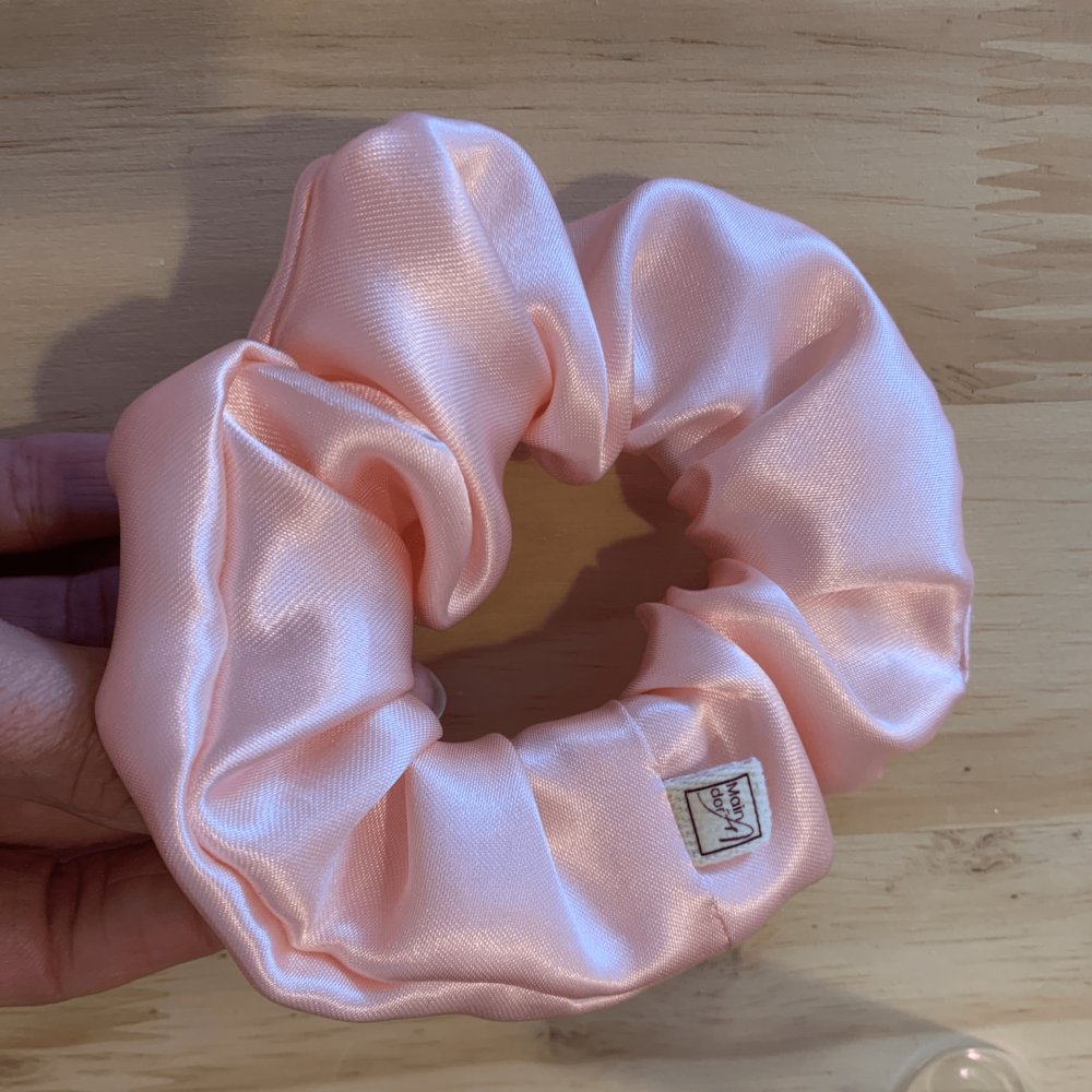 MaindorA-Mon Petit Chouchou satiné est conçu dans un délicat tissu de satin d'un rose poudré posé sur les bouts des doigts d'une main pour évaluer sa dimension