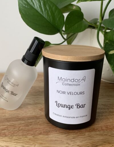 MaindorA-Bougie parfumée de la collection NOIR VELOURS parfum Lounge Bar ici representée avec le spray parfum d'ambiance de la même senteur.