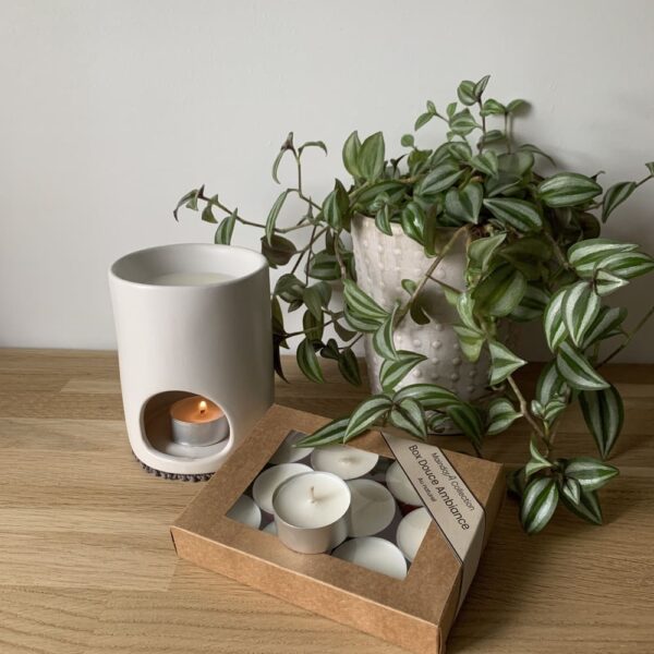 MaindorA-Photo de la Box Douce Ambiance au naturel avec un brûle parfum en céramique. Une mini bougie est insérée dans le brûleur d'huiles essentielles ou pour cire parfumée