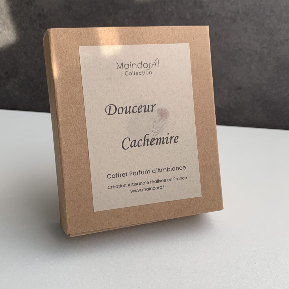 MaindorA-Emballage en kraft recyclable du coffret diffuseur parfum Voiture & Maison. Ce coffret ravissant est une idée cadeau parfaite pour offrir. Ouverture du coffret comme un tiroir.