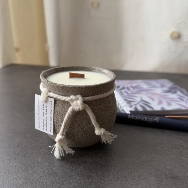 MaindorA-Gros plan sur la Bougie & Céramique Arenito avec le parfum Hiver Gourmand et sa cordelette en coton Blanc écru. Cette bougie à poser près de soi, sur un bureau, une table, cette senteur Hiver Gourmand nous transporte ailleurs.
