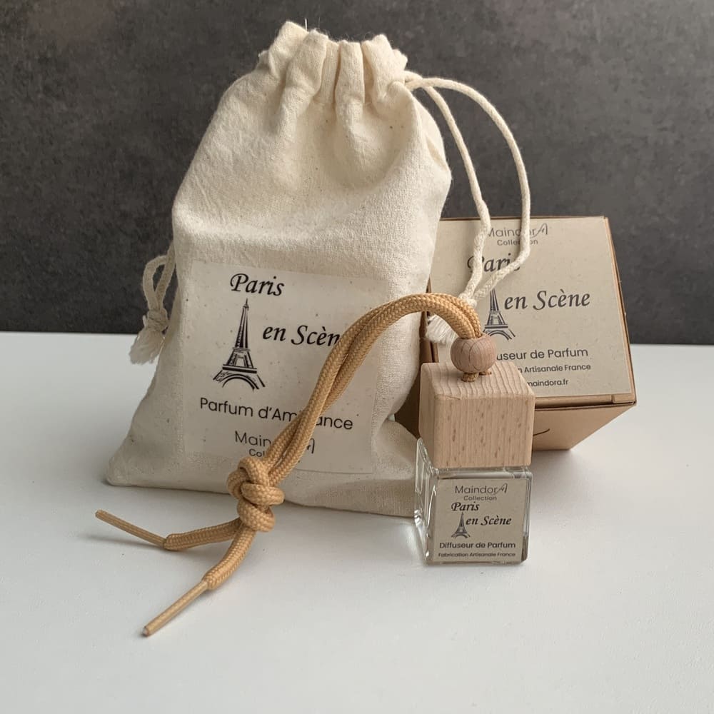 MaindorA-image de 2 petits objets de décoration réalisés à la main au crochet avec du cordon en coton naturel. Un mini vase et un mini panier, tout deux avec une étiquette du logo MaindorA et des petits brins séchés à l'intérieur. Ces créations font partis de la catégorie des Objets Déco Naturels.