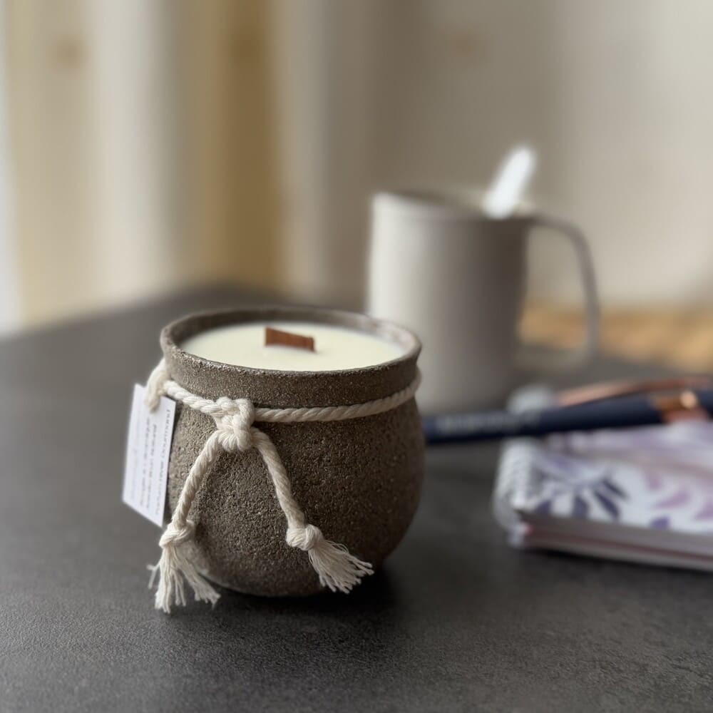 MaindorA-Ici un magnifique Vase presque sculpté dans la terre par la céramiste. Tous nos Vases Artisanaux sont confectionnés par différentes artisanes avec passion.