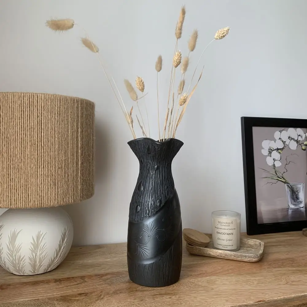 MaindorA-Ici un magnifique Vase presque sculpté dans la terre par la céramiste. Tous nos Vases Artisanaux sont confectionnés par différentes artisanes avec passion.