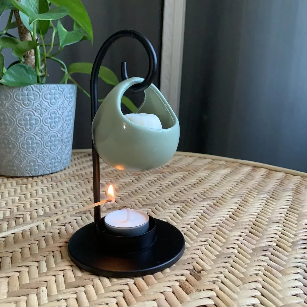 MaindorA-image de 2 petits objets de décoration réalisés à la main au crochet avec du cordon en coton naturel. Un mini vase et un mini panier, tout deux avec une étiquette du logo MaindorA et des petits brins séchés à l'intérieur. Ces créations font partis de la catégorie des Objets Déco Naturels.