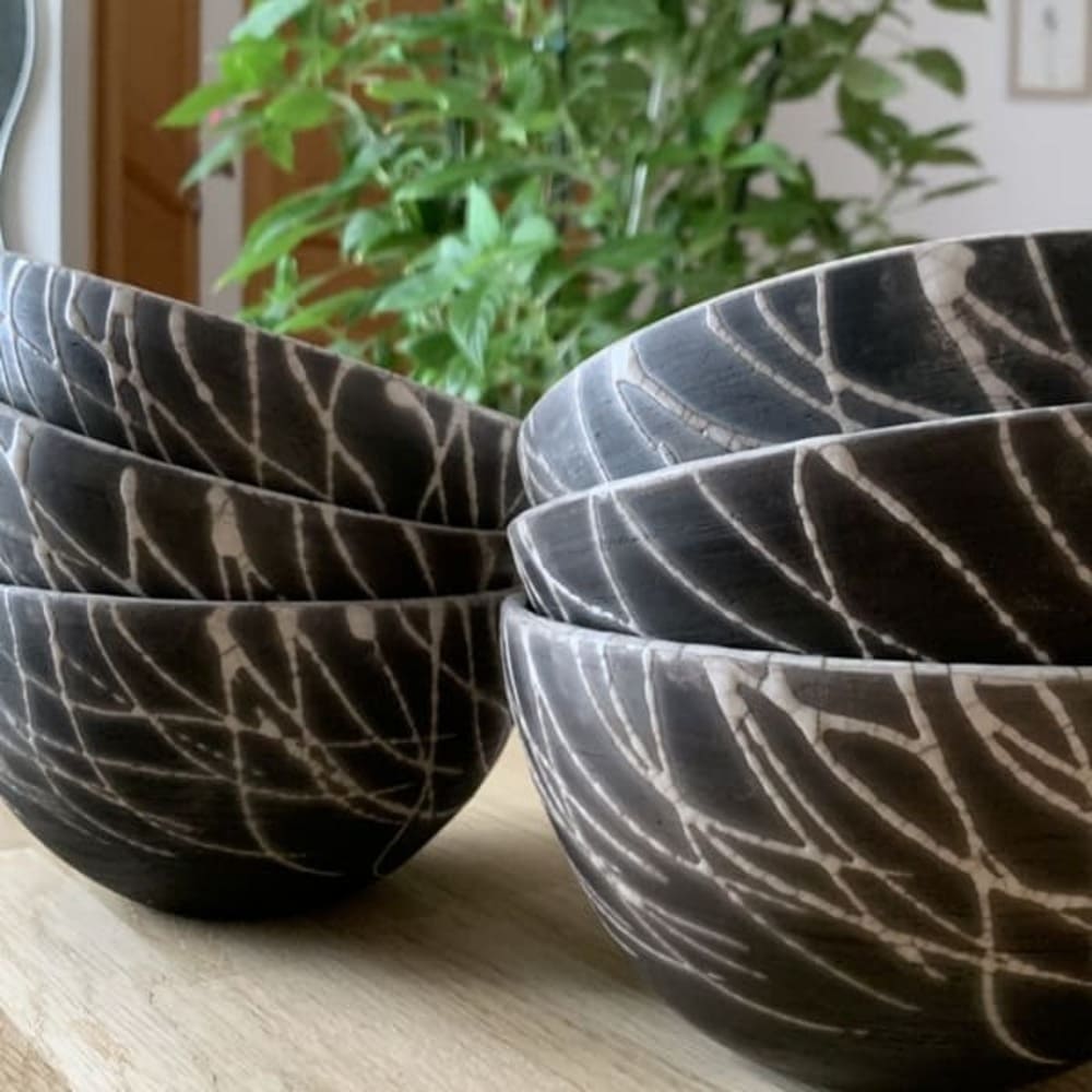 MaindorA-Vaisselle Artisanale-Image de 6 grands bols artisanaux, Noirs et motifs blanc, réalisés par la céramiste Barbara Billoud avec la technique du RAKU.