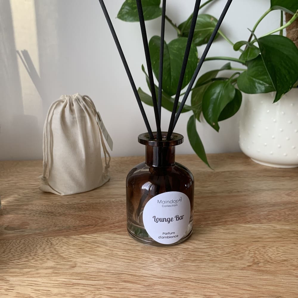 MaindorA-Diffuseur d'ambiance d'intérieur au parfum LOUNGE BAR. Le format apothicaire couleur ambre fumé, un dégradé de cette couleur qui part presque du bas du flacon et se fonce de plus en plus vers le haut.