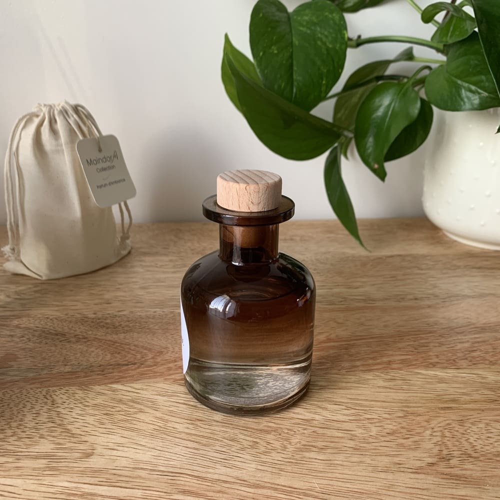 MaindorA-modèle APOTHICAIRE ambre fumé disposé ici avec son étiquette retournée vers l'arrière de l'image laissant ainsi apparaitre le dégradé de l'ambré fumé.