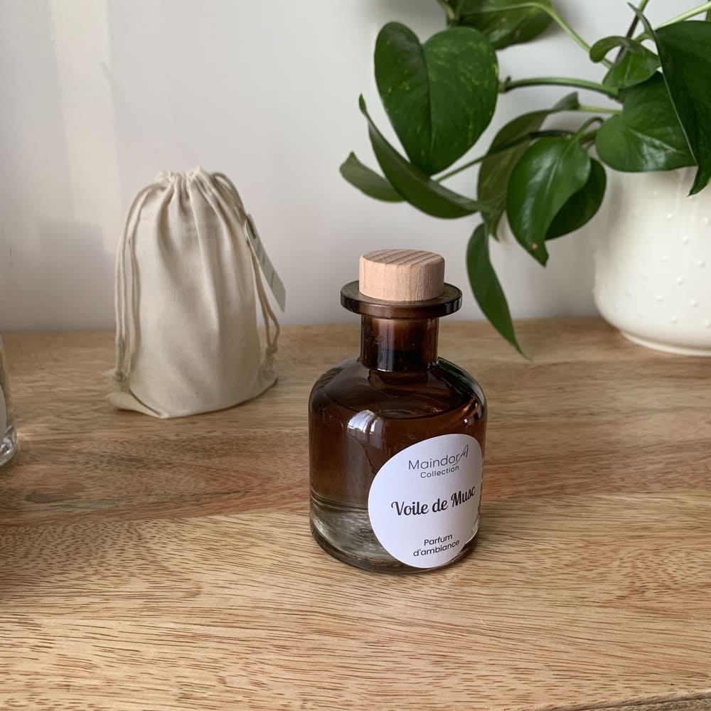 MaindorA-Diffuseur modèle APOTHICAIRE AMBRE FUMÉ avec son bouchon en bois clair dévoile son parfum VOILE De MUSC. Ce type de flacon apporte beaucoup de douceur sur tout type de mobilier.