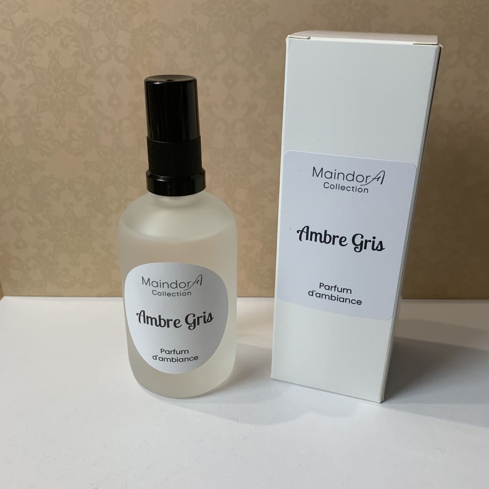 MaindorA-Le spray parfumé maison est ici sur cette image mis en gros plan à coté de son étui en carton qui est fourni avec. Ce spray parfum d'ambiance peut ainsi être facilement offert en cadeau.