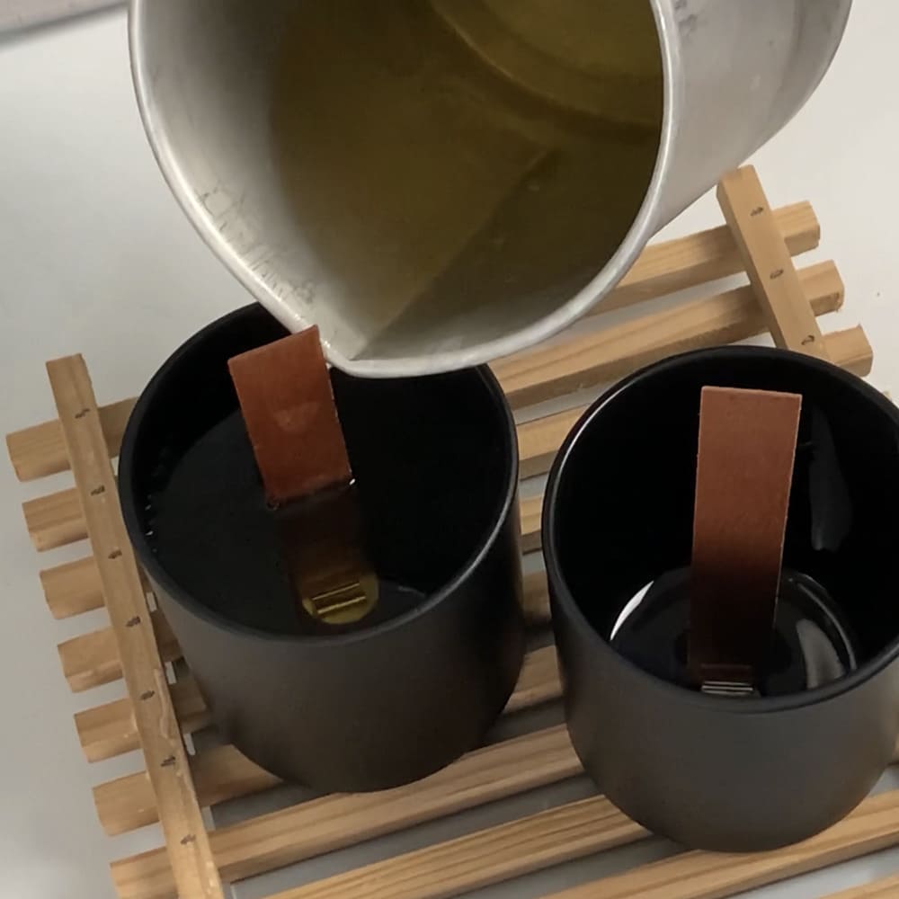 MaindorA-Création de parfums d’intérieur artisanaux en petite série dans notre atelier. Coulage de deux bougies de la collection Noir Velours à la cire végétale.