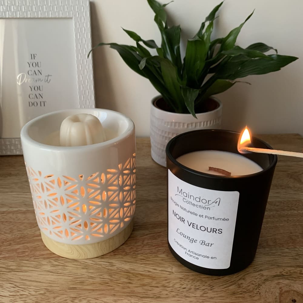 MaindorA-Un Galet de cire parfumée dans son brûle-parfum en céramique blanche et la bougie parfumée de la collection NOIR VELOURS cote à cote allumés. Lequel choisir ?