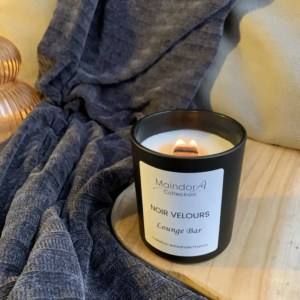 MaindorA : Bougie parfumée Noir Velours parfum Lounge Bar de la collection MaindorA, bougie artisanale française avec mèche en bois crépitante.