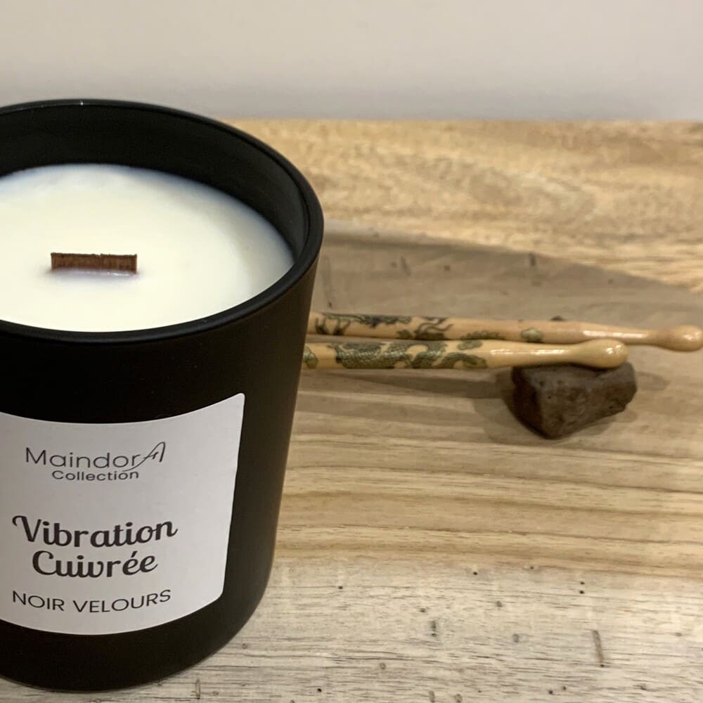 MaindorA-Aperçu de la cire et mèche en bois de la Bougie Parfumée artisanale NOIR VELOURS parfum Vibration cuivrée.