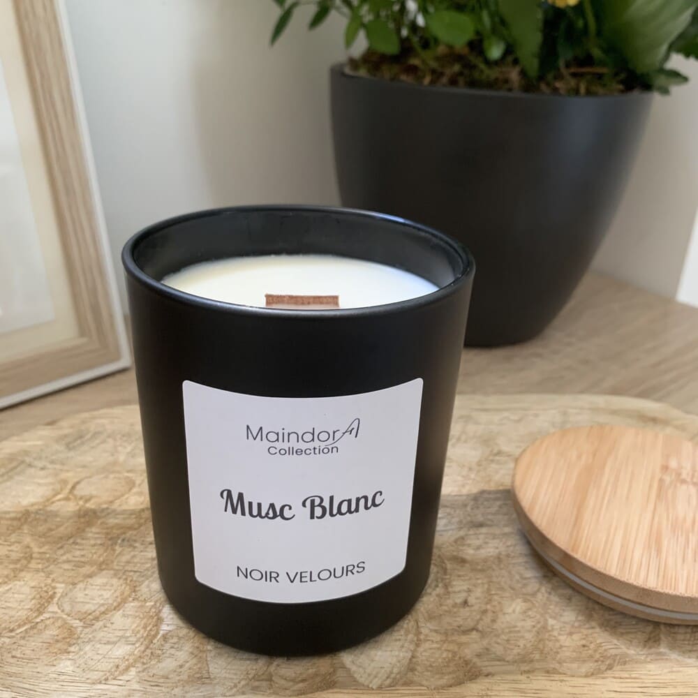 MaindorA- Bougie Parfumée artisanale Noir Velours, parfum Musc Blanc , sans son couvercle en bambou permet de voir la mèche en bois. Elle s'intègre dans un intérieur doux avec touches de noir, bois et fibres naturels.