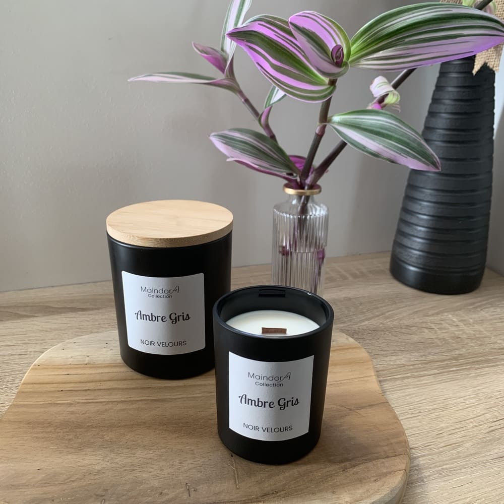 MaindorA-les belles bougies parfumées collection NOIR VELOURS en 150 et 320 grammes posées l'une à coté de l'autre. Elles ajoutent un coté très élégant à votre décoration en mélangeant des objets et matières chics. Leurs parfums de haute qualité créent l'ambiance dont vous rêvez.