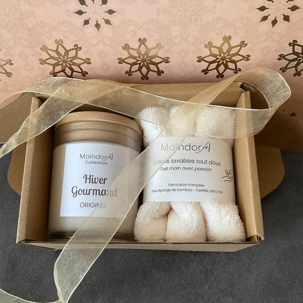 MaindorA-image de 2 petits objets de décoration réalisés à la main au crochet avec du cordon en coton naturel. Un mini vase et un mini panier, tout deux avec une étiquette du logo MaindorA et des petits brins séchés à l'intérieur. Ces créations font partis de la catégorie des Objets Déco Naturels.