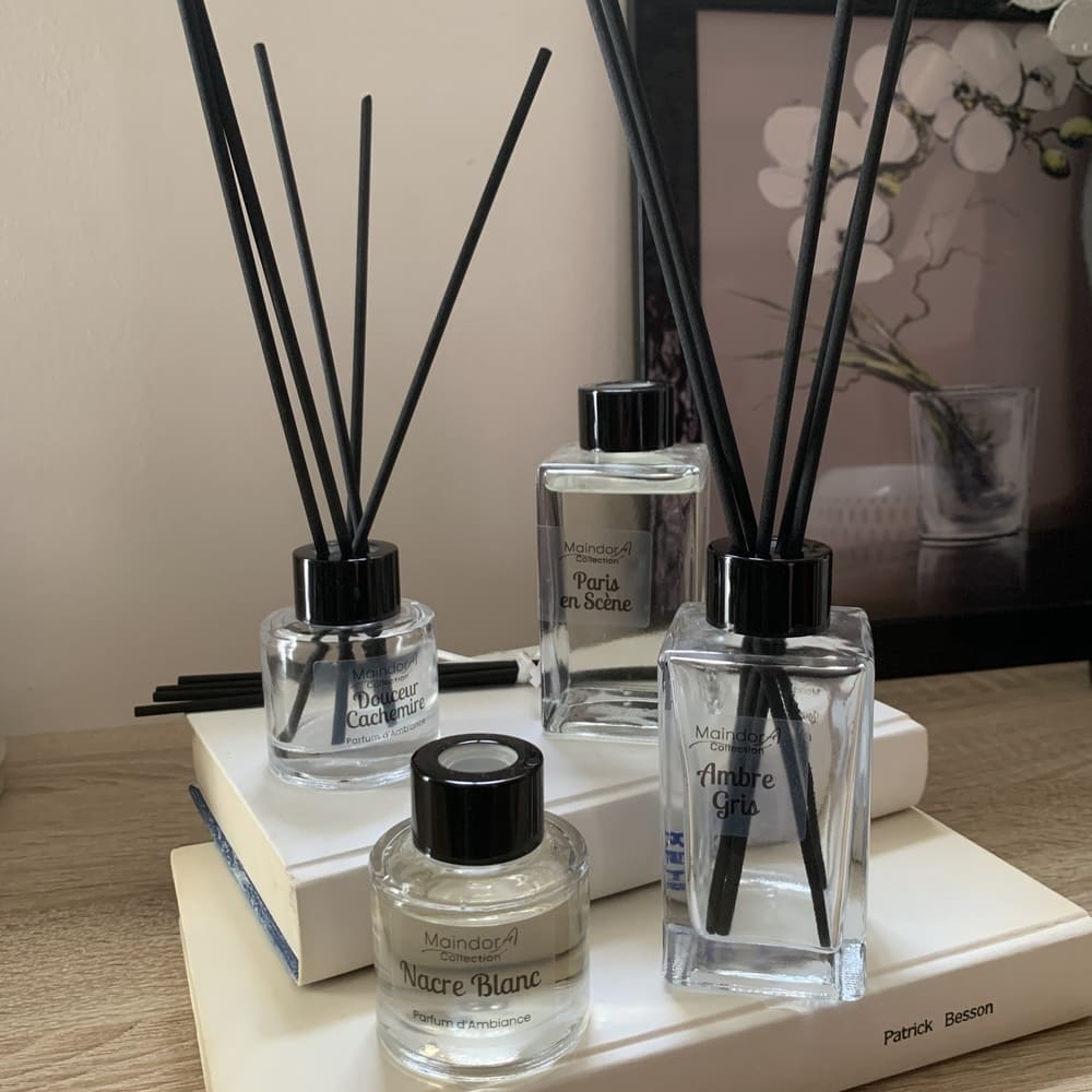MaindorA-Présentation sur cette image de la collection des diffuseurs d'ambiance parfumées avec les bouteilles claires et les bâtonnets de diffusion noirs. 