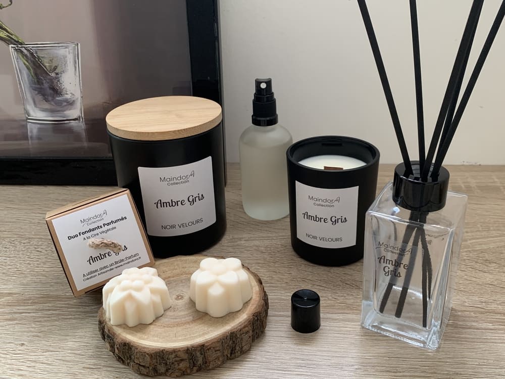MaindorA-Bougie parfumée fait main de la collection NOIR VELOURS parfum Lounge Bar ici representée avec le spray parfum d'ambiance de la même senteur.