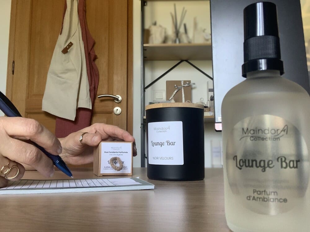 MaindorA-Contact MaindorA pour toute personnalisation ou co création. Ici un exemple de cadeau pour les invités lors d'un évènement, une cérémonie etc... Une mini bougie parfumée personnalisée.